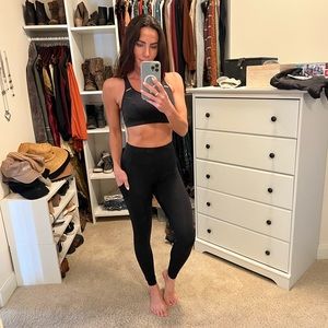 Vuori Black legging with back zipper- size XS